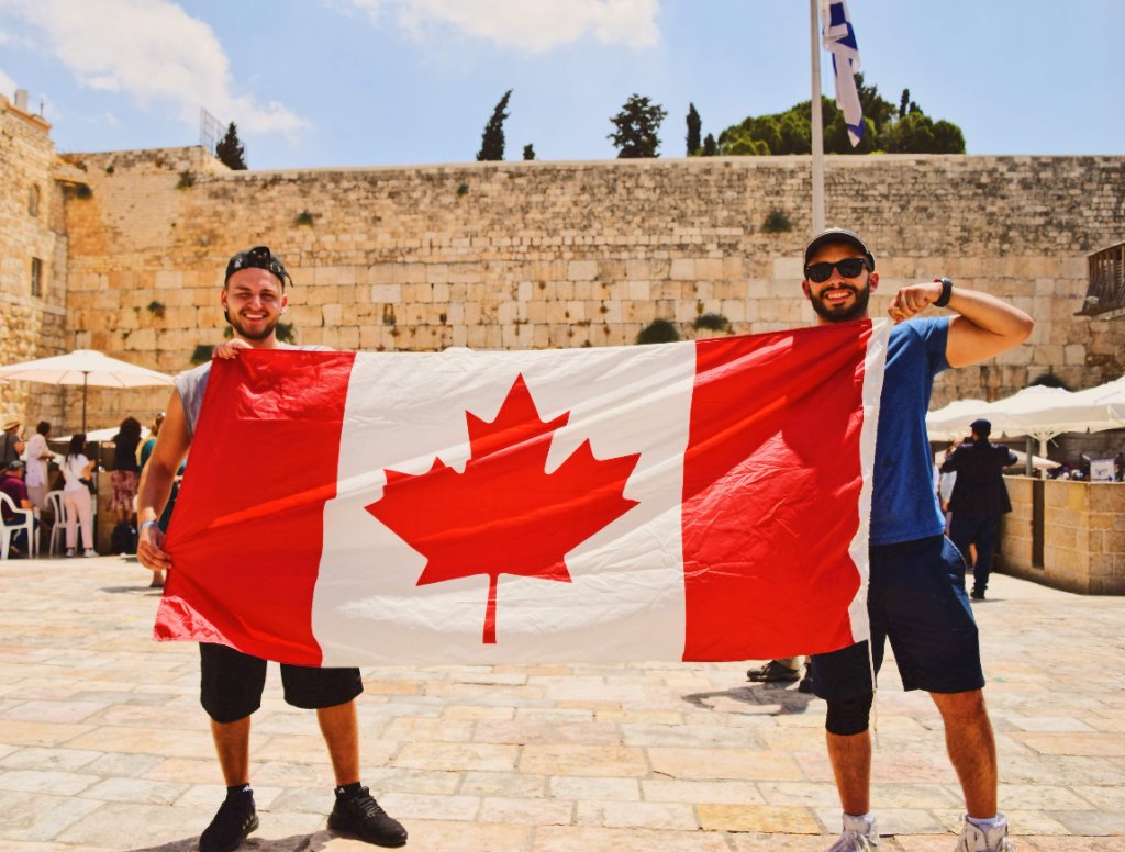 Participants avec le drapeau canadien